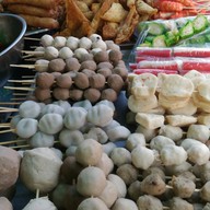 ทองสุขลูกชิ้นทอด ป้าวัลย์เจ้าเก่า