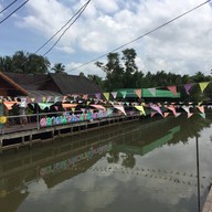 หน้าร้าน บ้านริมน้ำ