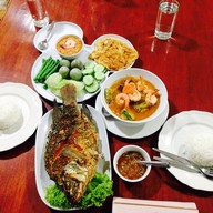 เมนูของร้าน ครัวริมน้ำ วิมานน้ำรีสอร์ท แก่งกระจาน จ.เพชรบุรี