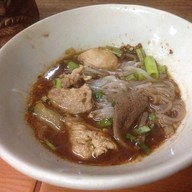 ติ่ง เตี๋ยวเรือ (คนมีเส้น)