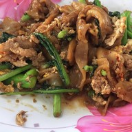 เมนูของร้าน เทพ ราดหน้ายอดผัก by( จ๋า) ตรงข้ามสนามกอล์ฟรอยัลเจมส์