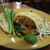 ผัดไทห่อไข่ (ผัดไทกะทะทอง) ถนนขวาง