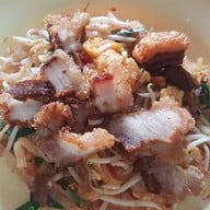 ผัดไทหมูกรอบ ฿40