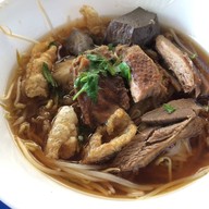 เมนูของร้าน เจ๊ฉอ้อน ก๋วยเตี๋ยวทุ่งลม