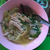 ก๋วยเตี๋ยวไก่ ปลาวาฬ