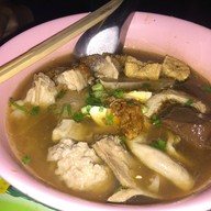 เมนูของร้าน ก๋วยจั๊บน้ำข้น น้ำใส สวนพลู