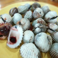 เมนูของร้าน ผ่องพรรณกุ้งเผา ตลาดกลางอยุธยา