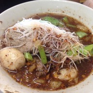 ติ่ง เตี๋ยวเรือ (คนมีเส้น)