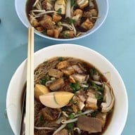 เมนูของร้าน ก๋วยจั๊บหมูกรอบเจ๊ฟ้า เจ้าเก่า