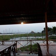บรรยากาศ แพอาหาร ส.นาทอง