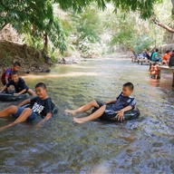 บรรยากาศ ขนมจีนตีนจุ่มห้วย อุ้มผาง