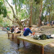 บรรยากาศ ขนมจีนตีนจุ่มห้วย อุ้มผาง