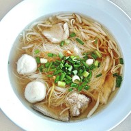 เมนูของร้าน ก๋วยเตี๋ยวลูกชิ้นหมู นายฮั่งเพ้ง