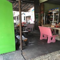 บรรยากาศ เจ๊หมวยข้าวมันไก่ แยกมาบปู