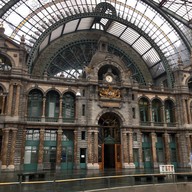 Waffles& IJS Antwerp Train Station
