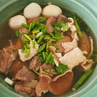 เมนูของร้าน ก๋วยเตี๋ยวกลางไร่ ปอแดง