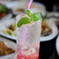 กำแพงแก้ว บาย เชฟตูตู