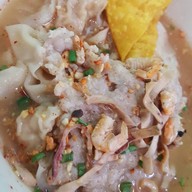 เจ๊เอื้อง ก๋วยเตี๋ยวหมูบ้านบึง