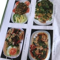 บ้านไม้ริมน้ำ