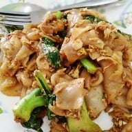 เมนูของร้าน ราดหน้ายอดผัก นายเอก