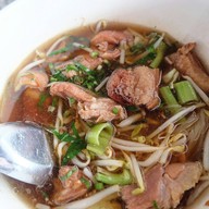 เมนูของร้าน ก๋วยเตี๋ยวขาหมูพลิ้ว (เจ๊แหน่)