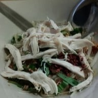 เมนูของร้าน ก๋วยเตี๋ยวไก่ฉีก คุณประนอม ตลาดหัวรอ ตลาดหัวรอ