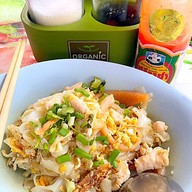 เมนูของร้าน ก๋วยเตี๋ยวคั่วไก่-หมู ตรอกสุกร