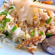 เมนูของร้าน ก๋วยเตี๋ยวคั่วไก่-หมู ตรอกสุกร