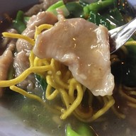 เมนูของร้าน ราดหน้ายอดผักนายสักบ้านไผ่