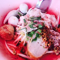 เมนูของร้าน ก๋วยเตี๋ยวหมู เย็นตาโฟ รสเด็ด หลังสวนลุมฯ ถนนสารสิน
