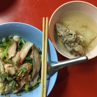 เมนูของร้าน ชายสี่บะหมี่เกี๊ยว BTS ราชเทวี