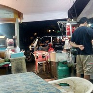 ป้าน้อยซุปกระดูก ก๋วยเตี๋ยวและอาหารตามสั่ง