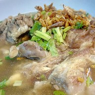 ป้าน้อยซุปกระดูก ก๋วยเตี๋ยวและอาหารตามสั่ง