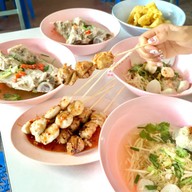 เมนูของร้าน ชือเลอปู้เหล่า (กินแล้วไม่แก่) ลูกชิ้นหมูน้ำใส ตรงข้ามซอยนวลจันทร์ 8