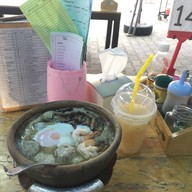 เมนูของร้าน ข้าวหอม หมูทอด ใบกะเพรา วังหลัง