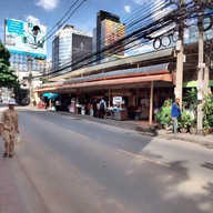 หน้าร้าน ข้าวหมูแดงนายกิ้ว สาขา 2(กลางซอย สุขุมวิท1)