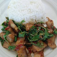 กะเพราแท้ ร้านยิ่งเจริญ สาขาสำนักงานที่ดินบ้านโป่ง