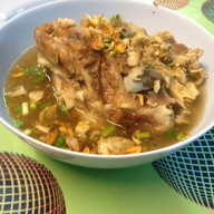 ป้าน้อยซุปกระดูก ก๋วยเตี๋ยวและอาหารตามสั่ง