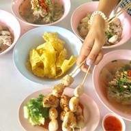 เมนูของร้าน ชือเลอปู้เหล่า (กินแล้วไม่แก่) ลูกชิ้นหมูน้ำใส ตรงข้ามซอยนวลจันทร์ 8