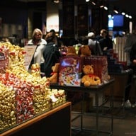 บรรยากาศ Lindt Store Paris