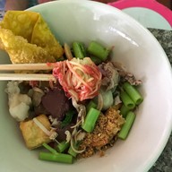 เจ๊เอื้อง ก๋วยเตี๋ยวหมูบ้านบึง