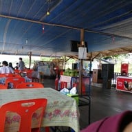 บรรยากาศ แพเค ปลาแม่น้ำ