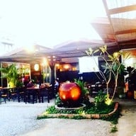 บรรยากาศ อิ่ม บาร์แอนด์เรสเตอรองท์ (อิ่ม เบียร์วุ้น) ถนนสุวินทวงศ์