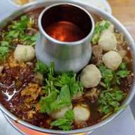 เอี่ยวเฮง ซุปเปอร์หมูตุ๋นหม้อไฟ