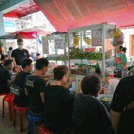 หน้าร้าน ก๋วยเตี๋ยวแสนสุขแฮปปี้แลนด์