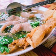 ราดหน้าหมูหมัก ตลาดอ้อมเมือง