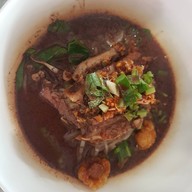 เมนูของร้าน ก๋วยเตี๋ยวเรือลุงหมี เจ้าเก่าข้างป้อมตำรวจทางหลวง