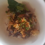 เมนูของร้าน ก๋วยเตี๋ยวเรือลุงหมี เจ้าเก่าข้างป้อมตำรวจทางหลวง