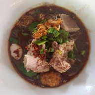 เมนูของร้าน ก๋วยเตี๋ยวเรือลุงหมี เจ้าเก่าข้างป้อมตำรวจทางหลวง