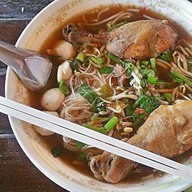 เมนูของร้าน ก๋วยเตี๋ยวน่องไก่ตุ๋นซี่โครงหมูตุ๋น สูตรบรรพบุรุษอุตรดิตถ์